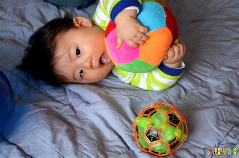 Como Exercitar O Bebê Brincando Com Diferentes Tipos De Bolas