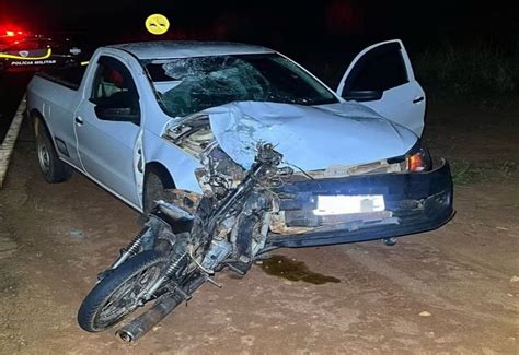 MORTE VIOLENTA Motociclista de 26 anos morre após bater contra carro