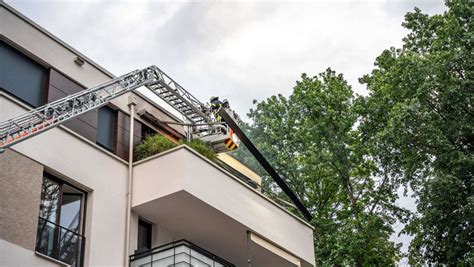 Stuttgart Feuerbach Feuerwehr Muss Zu Brand In Wohngeb Ude Ausr Cken