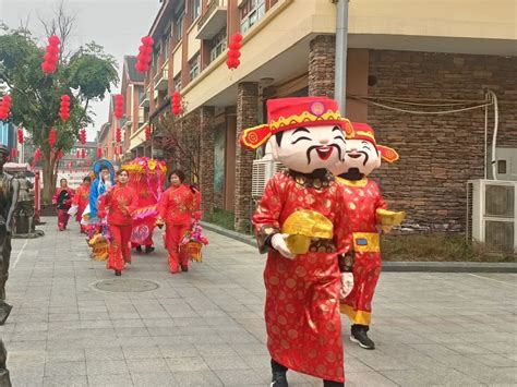 舞龙队、财神、大红花轿民俗巡游闹新春，火红热闹年味浓~澎湃号·政务澎湃新闻 The Paper