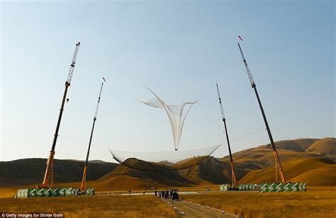 Luke Aikins Is First Skydiver To Jump 25 000 Feet Into A Net Without A