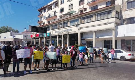 Bloquean Media Hora La Costera Para Exigir Dos Maestros De Primaria