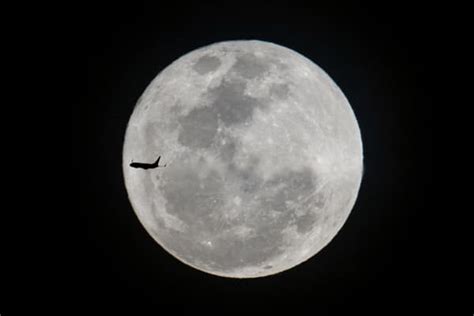 Les plus belles images de la super lune qui a illuminé le ciel cette