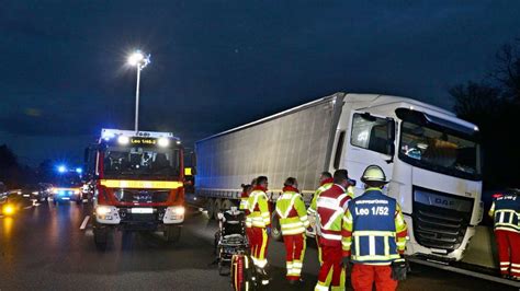 A8 bei Leonberg Lkw Unfall sorgt für großes Trümmerfeld der Stand am