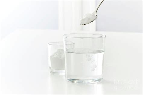 Baking Soda Dissolving In Water Photograph by Science Photo Library ...