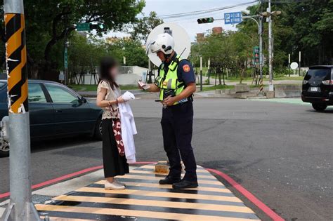 台中婦溜狗闖紅燈險被撞 警拍宣導片籲：「帝王行人」死傷多 生活 自由時報電子報