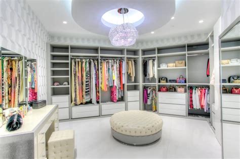 Ideal Walk-In Closet Dimensions to Upgrade Your Wardrobe