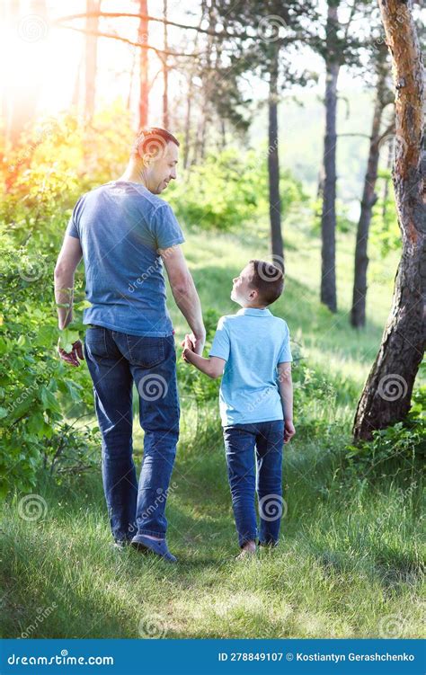 Padre E Hijo Caminando Por El Parque Imagen De Archivo Imagen De