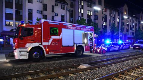 Mannheim Neckarau Fotos Mann stößt mit Straßenbahn zusammen 15 000