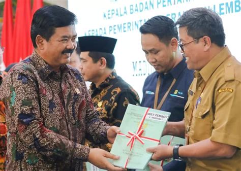 Menteri Atr Kepala Bpn Serahkan Sertipikat Aset Pemerintah