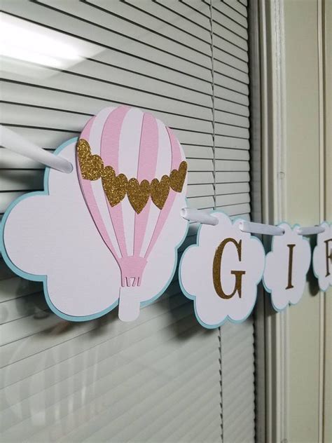 Hermosas ideas para una decoración con globos aerostáticos para nena