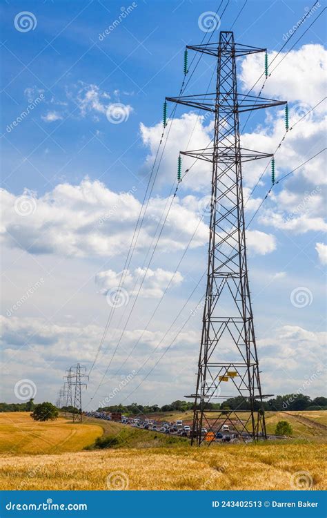 Elektrische Pylon Stromleitungen Und Verkehrswarteschlangen Auf Einer