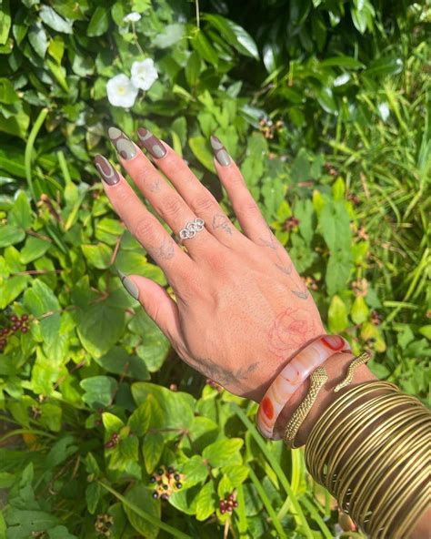 ジョディ・ウィリアムズさんのインスタグラム写真 ジョディ・ウィリアムズinstagram 「is It Too Late For An August Dump 🌱 🧚🏽‍♀️💅🏽」9月