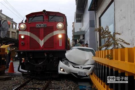 阿里山森林鐵路 車闖平交道遭撞 社會 中時