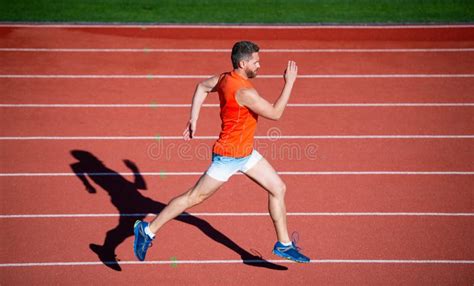 Atleta Runner A Carico Aerobico O Anaerobico L Uomo Inizia A Correre