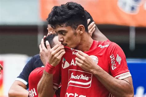 Aji Kusuma Striker Muda Persija Yang Sukses Tendang Michael Krmencik