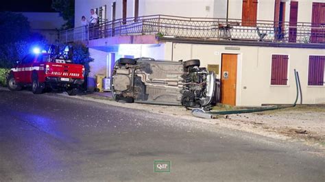 Auto Tira Dritto A Una Semicurva Abbatte Un Palo Dell Illuminazione