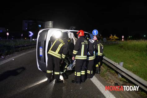 Incidente In Valassina Furgone Si Ribalta Dopo Tamponamento