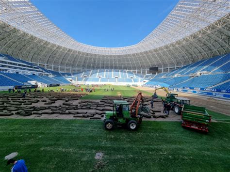 Video Foto A Nceput Schimbarea Gazonului Pe Stadion La C Teva Ore