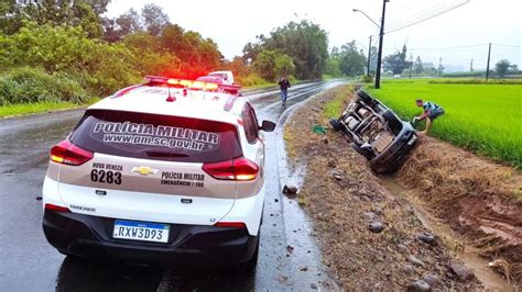 Condutora Sai Ilesa Depois De Caminhonete Capotar Em Nova Veneza