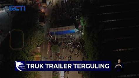 Oleng Saat Putar Balik Truk Trailer Terguling Di Kawasan Jakut Sis