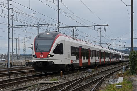 RABe 523 035 auf der S1 fährt am 18 09 2023 beim Bahnhof Flickr