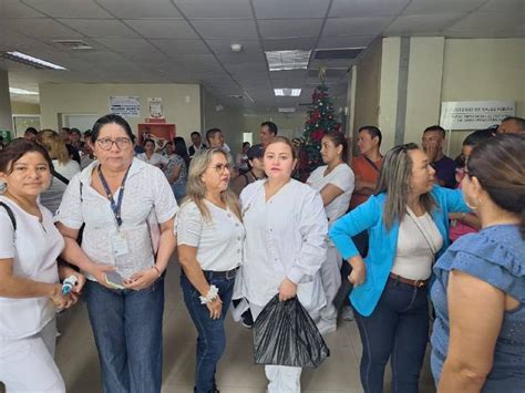 Personal del hospital Verdi Cevallos de Portoviejo realizó plantón por