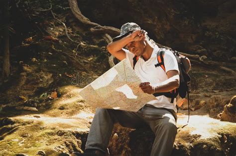 Los Turistas Ven El Mapa Para Viajar En El Bosque Foto De Archivo