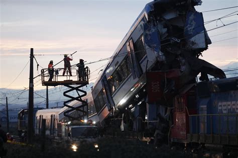 Scontro Frontale Tra Due Treni In Cile Due Morti E Nove Feriti Il