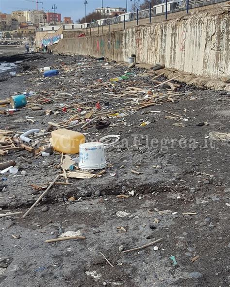 POZZUOLI Distese Di Rifiuti Sulla Spiaggia Di Via Napoli I Residenti