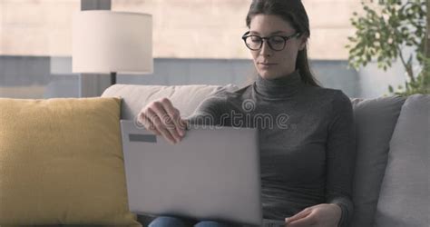 Femme Travaillant à La Maison Avec Son Ordinateur Portable Banque De