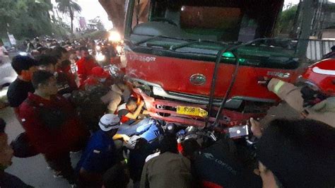 Evakuasi Truk Pertamina Di Jalan Alternatif Cibubur Berlangsung Lama