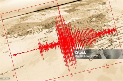 Gelombang Seismik Merah Di Atas Peta Afrika Foto Stok Unduh Gambar