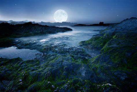 Pleine Lune Au Dessus De La Plage Photo Stock Image Du Paix