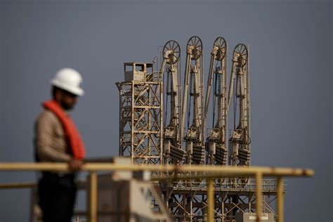 Aramco Awards $18 Billion in Deals for Work at Oil Fields - Bloomberg