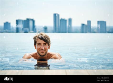 Hombre En La Piscina De La Azotea Fotograf As E Im Genes De Alta