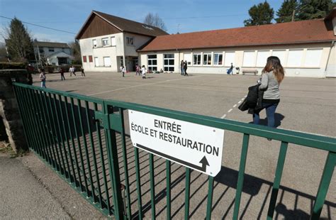 Doubs Ancienne Cole De Montferrand Le Ch Teau Un Projet Dhabitat