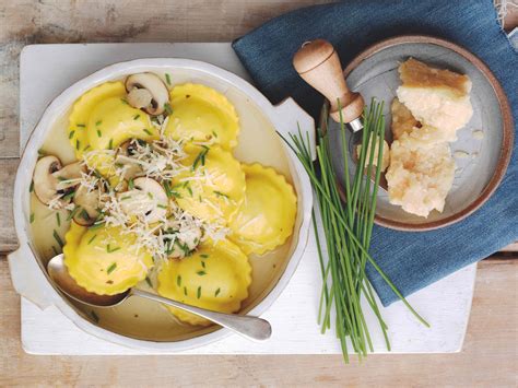 Ravioles au Parmesan bouillon de volaille et champignons sautés