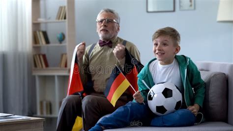 Muchacho Y Abuelo Que Sostienen Las Banderas Alemanas F Tbol De