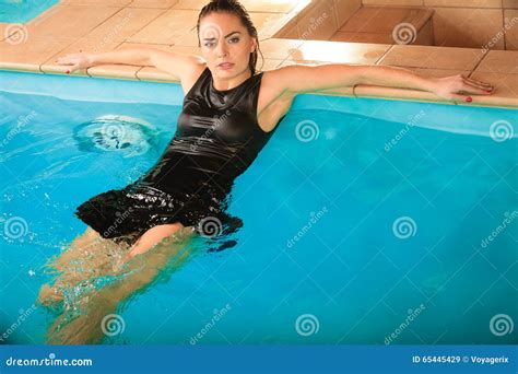 Sexy Verlockende Frau Die Im Wasser Am Poolside Sich Entspannt Stockbild Bild Von Unterwasser