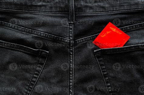préservatif à l arrière de la poche du jean pour le sexe anal en toute sécurité le concept de