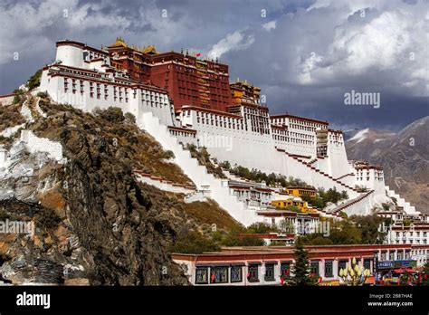 potala palace  tibet  res stock photography  images alamy