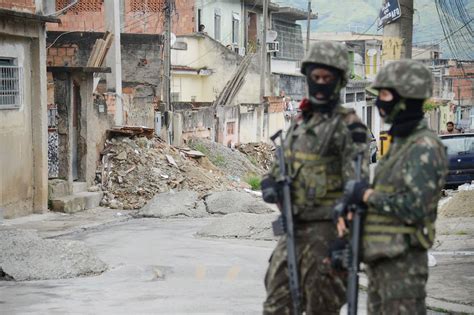 Forças Armadas Fazem Operação Na Vila Kennedy No Rio