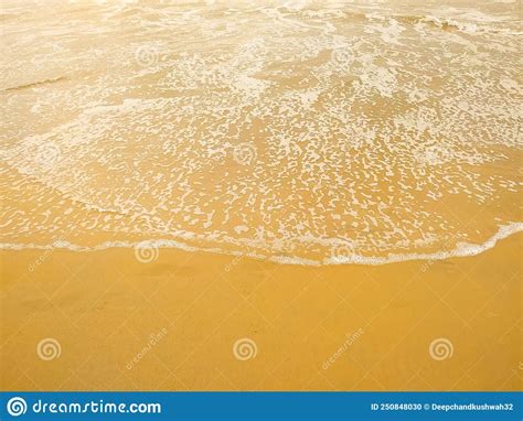 Onda De Oceano Branco Na Praia Arenosa Amarela Foto De Stock Imagem