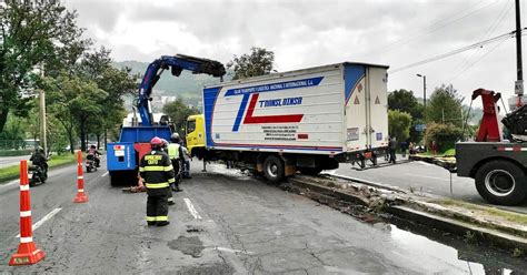 Quito Accidente En La Simón Bolívar Provocó Tráfico Pesado Metro Ecuador