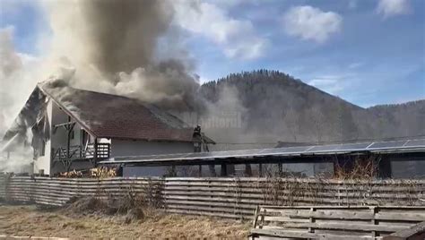 Ultima Ora Local Incendiu Puternic La O Pensiune Din Malini Pompierii