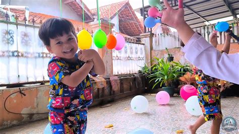 BERMAIN MEMECAHKAN BALON WARNA WARNI BERSAMA ENDRA DAN ANDRA SAMBIL