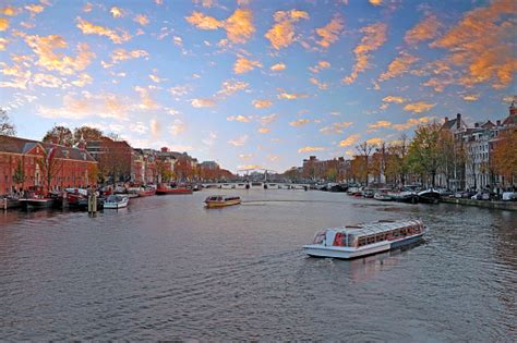 Escénico De La Ciudad De Amsterdam En Los Países Bajos En El Río Amstel