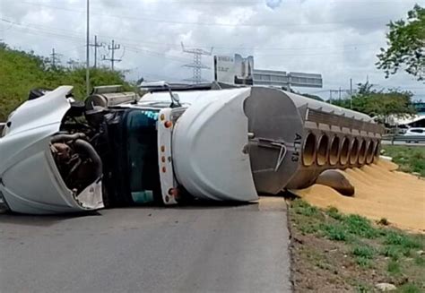 Tráiler sufre volcadura con 32 toneladas de alimento para cerdo en la