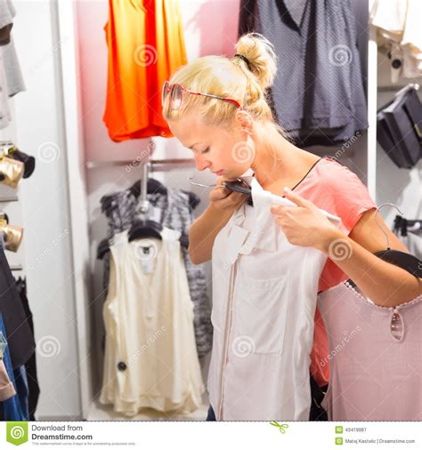 Compras Hermosas De La Mujer En Tienda De Ropa Imagen De Archivo